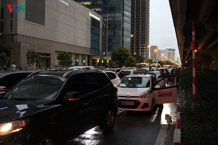 Hà Nội rối loạn vì mưa dông bất ngờ