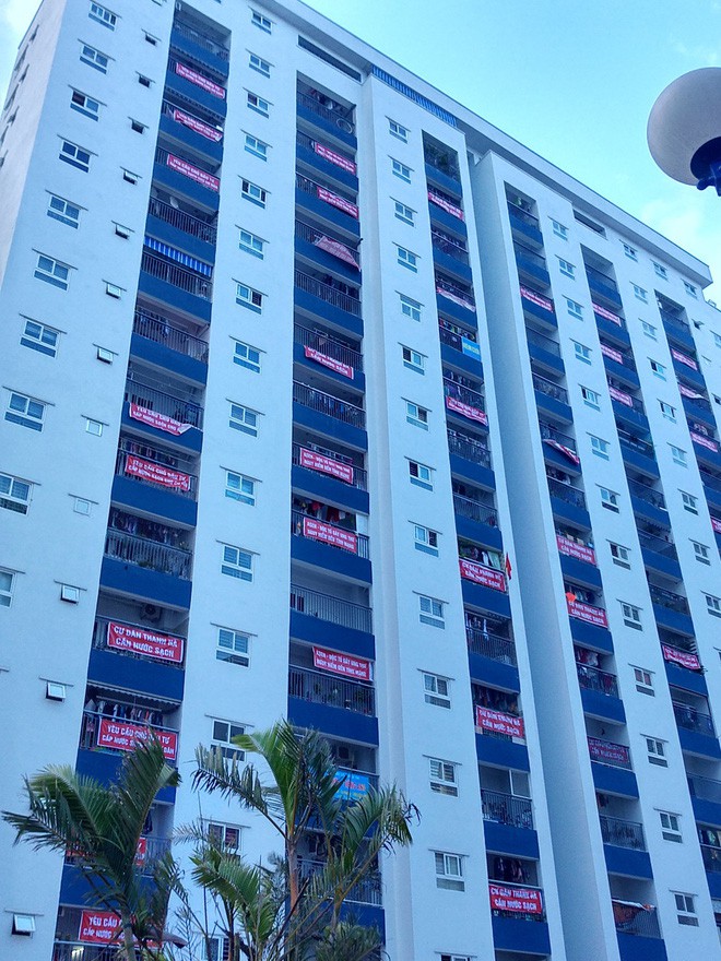 Hà Nội: 9 tòa chung cư tại khu đô thị Thanh Hà treo băng rôn đỏ rực vì hàng nghìn gia đình khốn đốn do nước bẩn