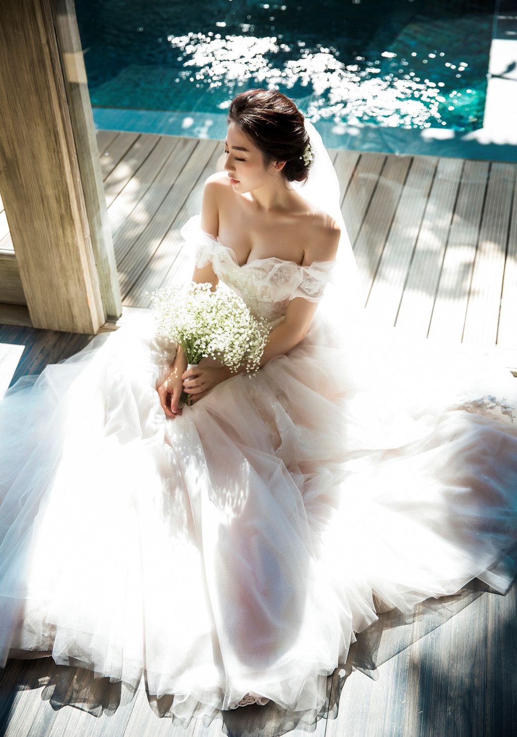 Á hậu Tú Anh gợi cảm trong ảnh cưới với chồng 9X