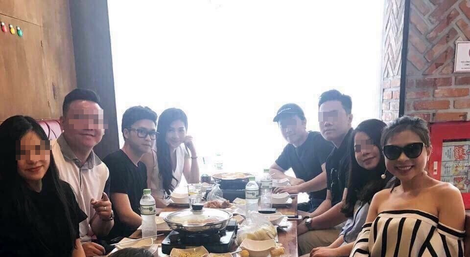 Á hậu Tú Anh gợi cảm trong ảnh cưới với chồng 9X