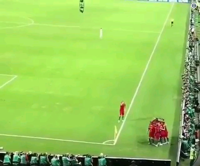 Sự thật về việc cầu thủ ra ngoài sân ăn mừng bàn thắng