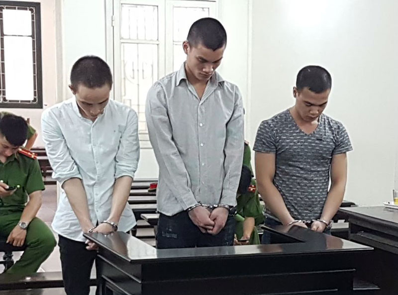 Bé 15 tuổi không dám về nhà sau khi bị 3 thanh niên xâm hại