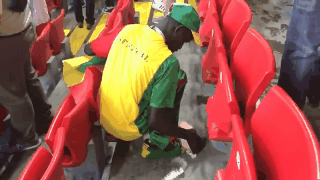 Dân mạng ngưỡng mộ hành động dọn rác ở khán đài của CĐV Nhật Bản