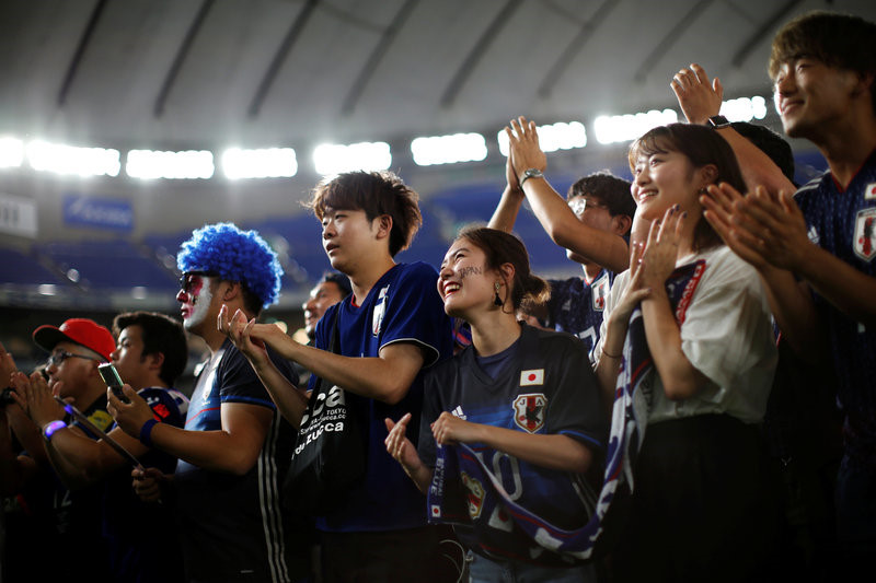 Cổ động viên Nhật Bản trên khắp thế giới ăn mừng chiến tích lịch sử