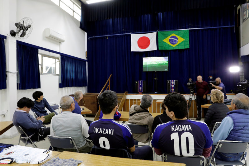 Cổ động viên Nhật Bản trên khắp thế giới ăn mừng chiến tích lịch sử