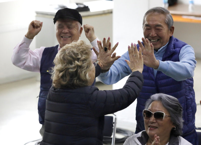 Cổ động viên Nhật Bản trên khắp thế giới ăn mừng chiến tích lịch sử