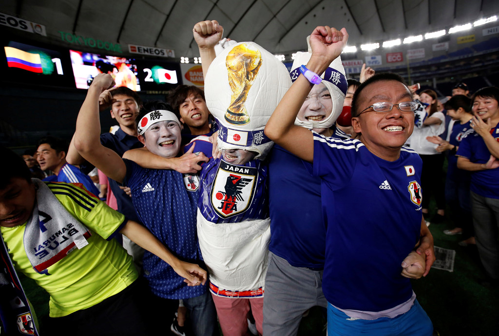 Cổ động viên Nhật Bản trên khắp thế giới ăn mừng chiến tích lịch sử