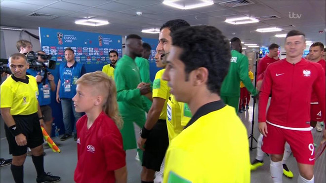 Cậu bé lém lỉnh gây bão mạng sau màn cướp bóng của trọng tài