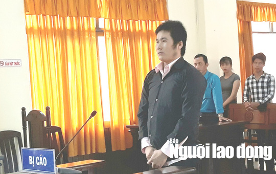 Dùng 2 con dao đâm chết vợ hờ rồi đi đầu thú