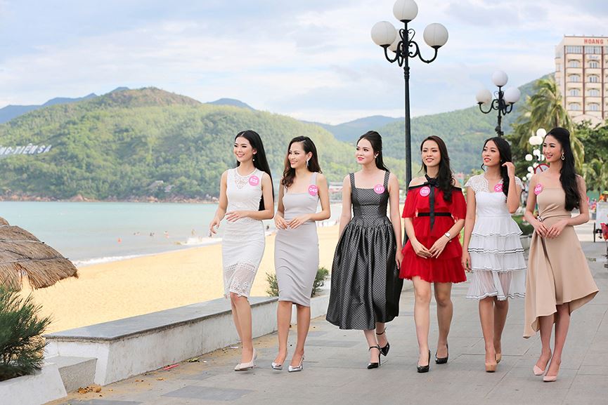 Thí sinh Hoa hậu Việt Nam diện váy gợi cảm, quyến rũ trên bờ biển Thí sinh Hoa hậu Việt Nam diện váy gợi cảm, quyến rũ trên bờ biển
