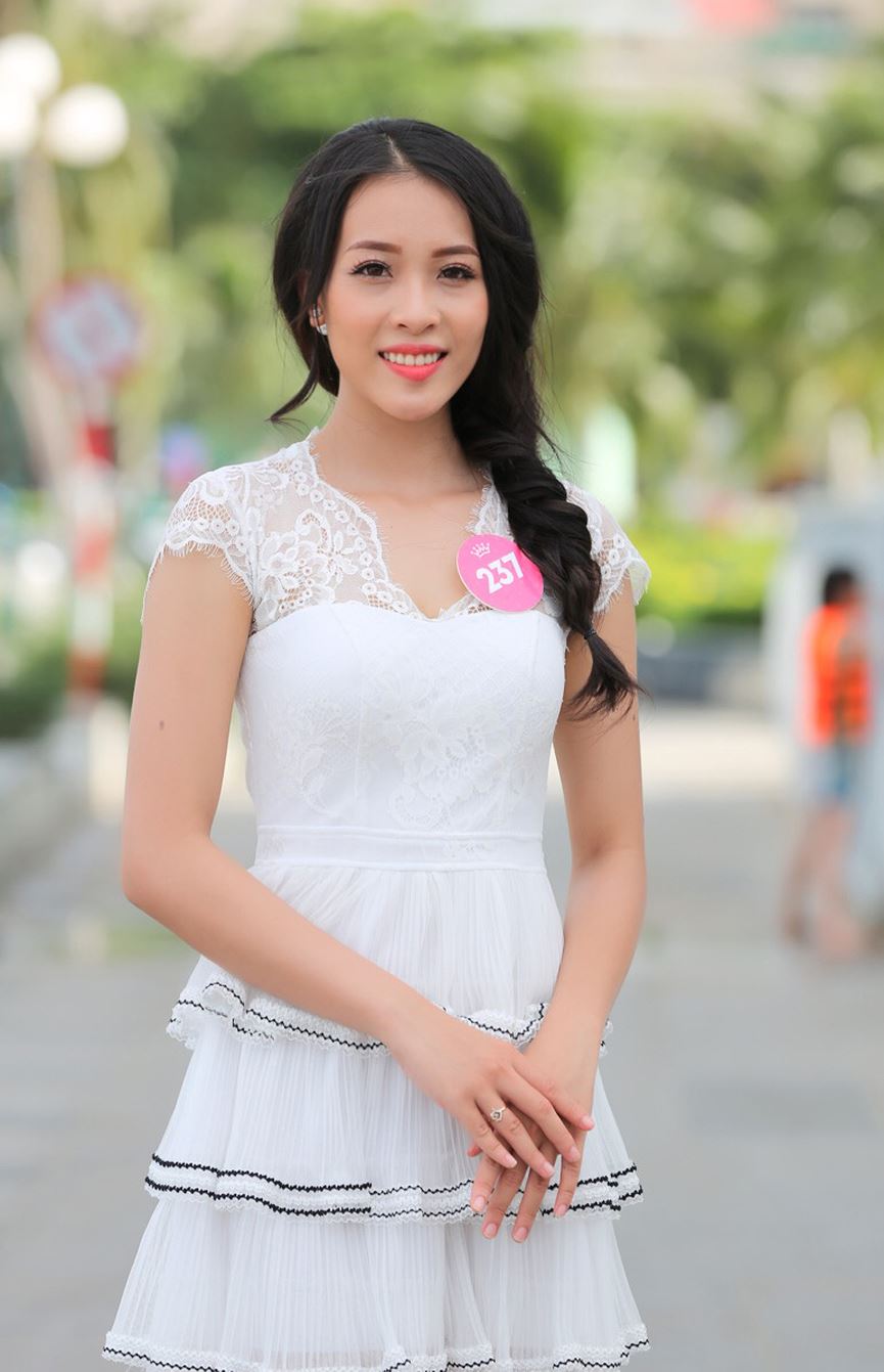 Thí sinh Hoa hậu Việt Nam diện váy gợi cảm, quyến rũ trên bờ biển Thí sinh Hoa hậu Việt Nam diện váy gợi cảm, quyến rũ trên bờ biển
