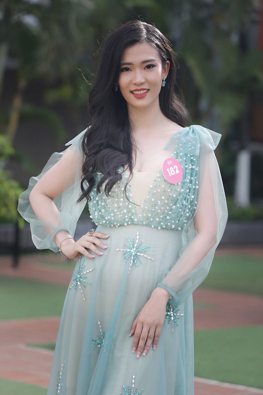 Thí sinh Hoa hậu Việt Nam diện váy gợi cảm, quyến rũ trên bờ biển Thí sinh Hoa hậu Việt Nam diện váy gợi cảm, quyến rũ trên bờ biển