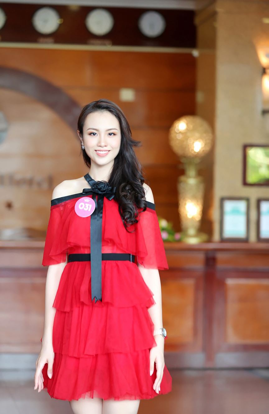 Thí sinh Hoa hậu Việt Nam diện váy gợi cảm, quyến rũ trên bờ biển Thí sinh Hoa hậu Việt Nam diện váy gợi cảm, quyến rũ trên bờ biển
