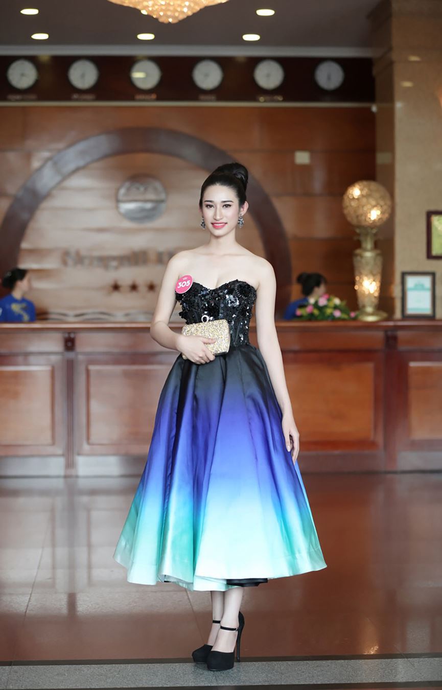 Thí sinh Hoa hậu Việt Nam diện váy gợi cảm, quyến rũ trên bờ biển Thí sinh Hoa hậu Việt Nam diện váy gợi cảm, quyến rũ trên bờ biển