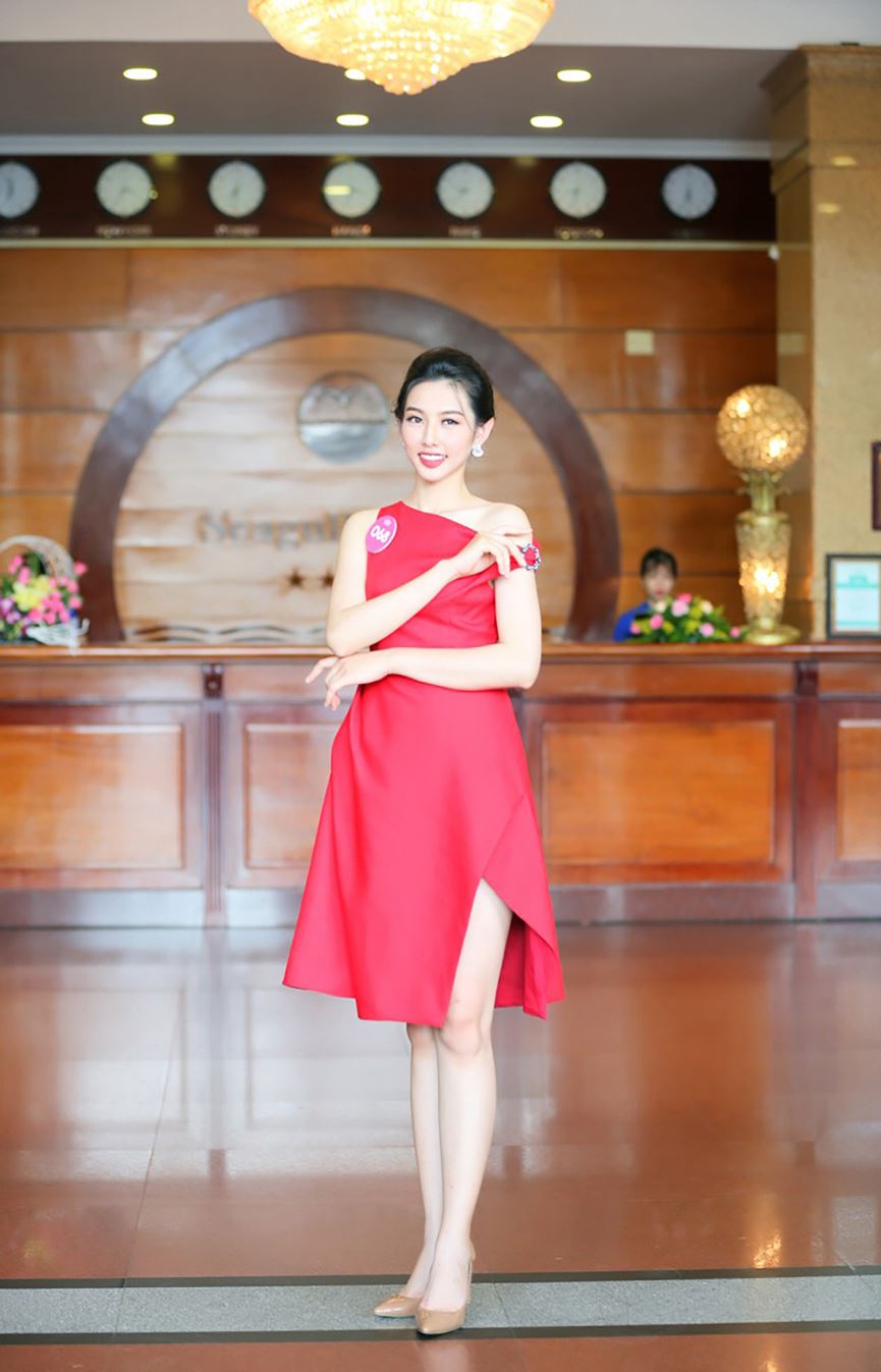 Thí sinh Hoa hậu Việt Nam diện váy gợi cảm, quyến rũ trên bờ biển Thí sinh Hoa hậu Việt Nam diện váy gợi cảm, quyến rũ trên bờ biển