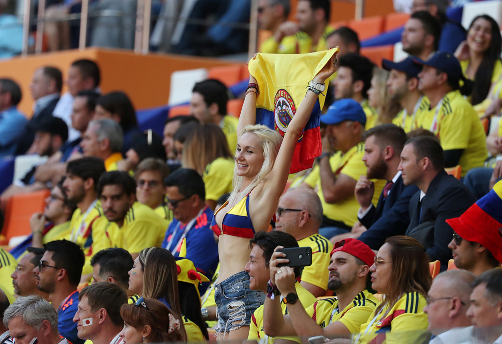 Fan nữ nóng bỏng của Ba Lan, Colombia đốt cháy các SVĐ tại Nga