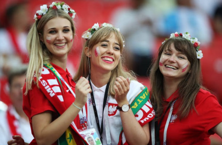 Fan nữ nóng bỏng của Ba Lan, Colombia đốt cháy các SVĐ tại Nga