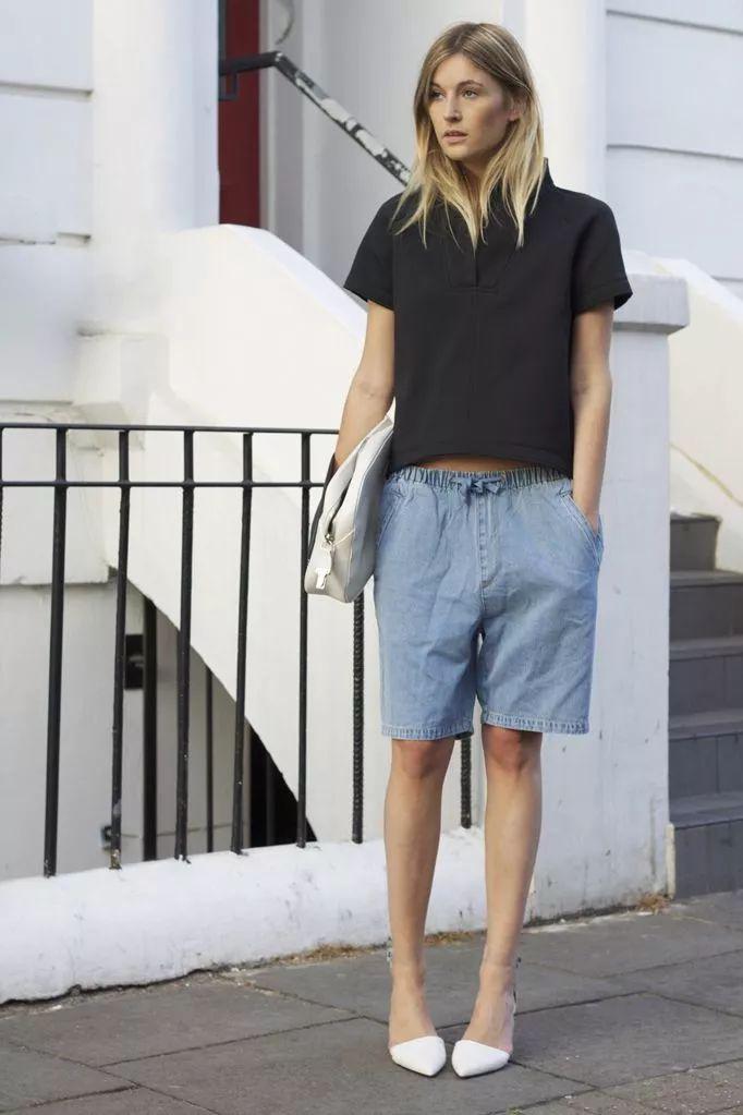 Hết quần dài giờ chị em lại lôi quần đùi của bố để mặc