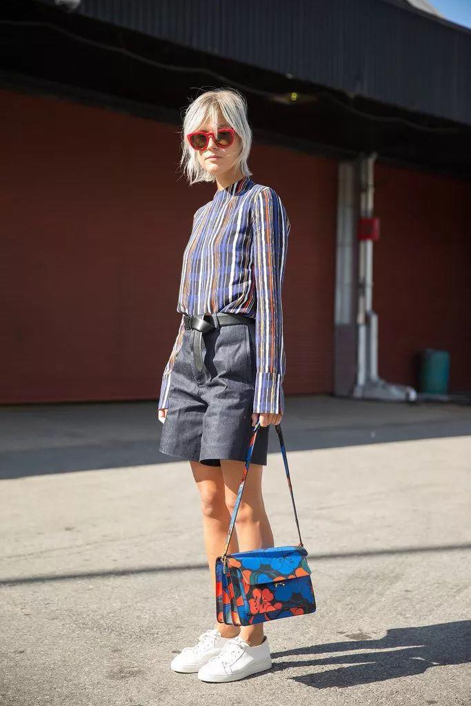 Hết quần dài giờ chị em lại lôi quần đùi của bố để mặc