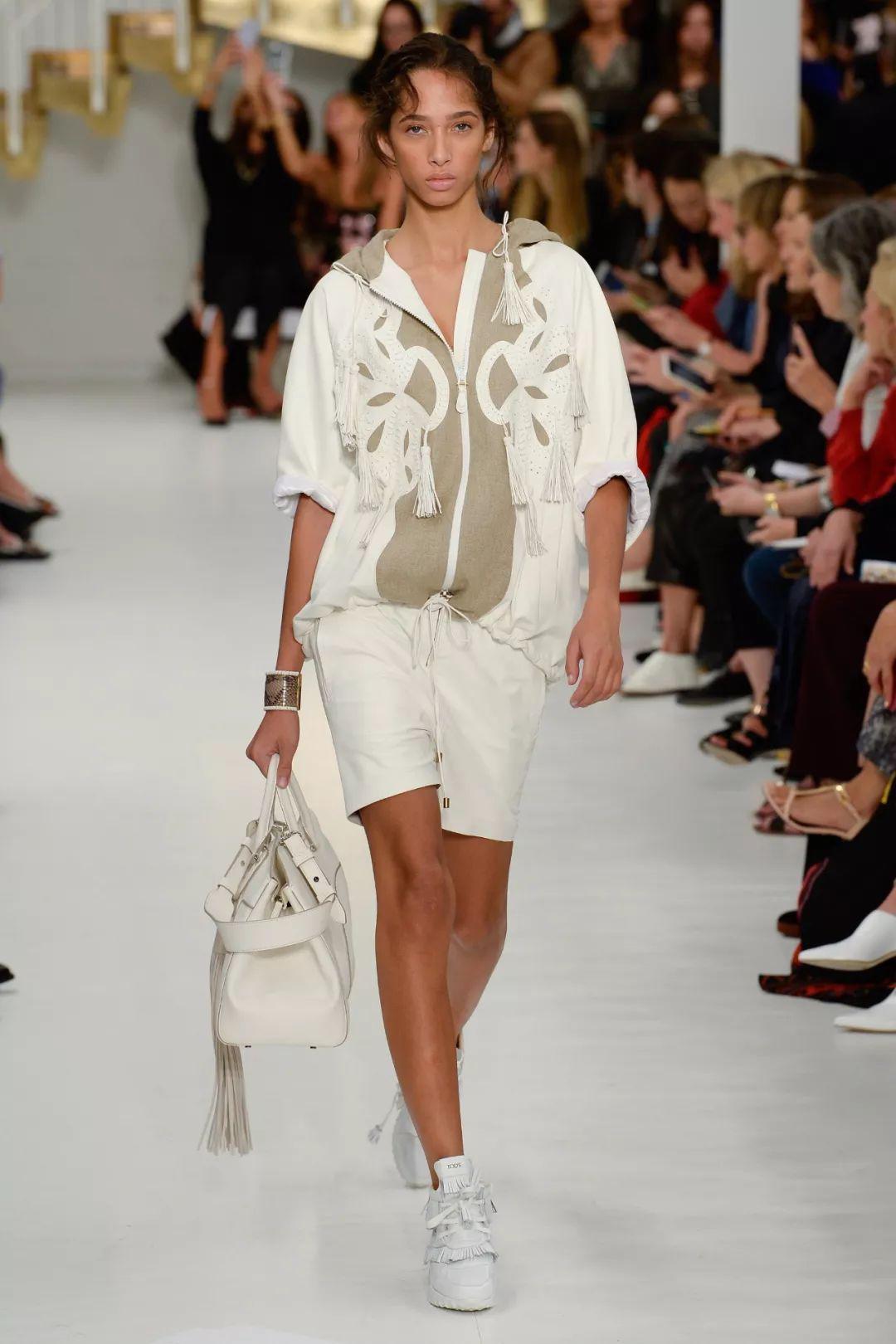 Hết quần dài giờ chị em lại lôi quần đùi của bố để mặc