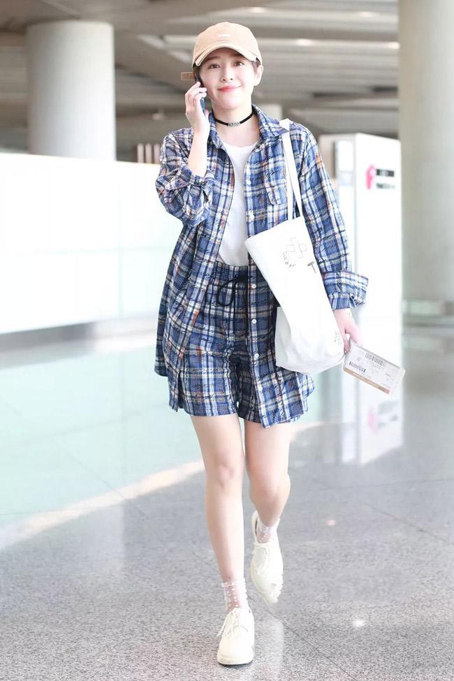 Hết quần dài giờ chị em lại lôi quần đùi của bố để mặc Hết quần dài giờ chị em lại lôi quần đùi của bố để mặc