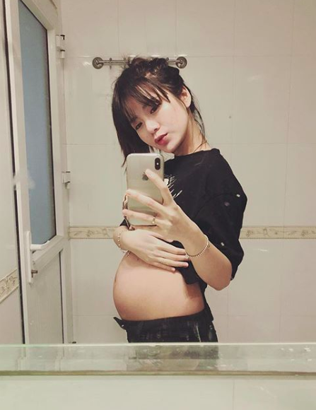 Chỉ một tháng sau khi sinh em bé, hotgirl Tú Linh đã lấy lại vóc dáng thon thả đáng mơ ước