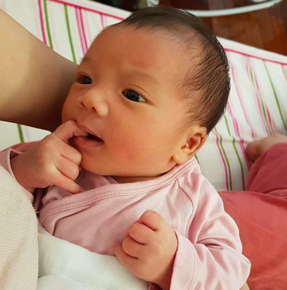 Chỉ một tháng sau khi sinh em bé, hotgirl Tú Linh đã lấy lại vóc dáng thon thả đáng mơ ước Chỉ một tháng sau khi sinh em bé, hotgirl Tú Linh đã lấy lại vóc dáng thon thả đáng mơ ước