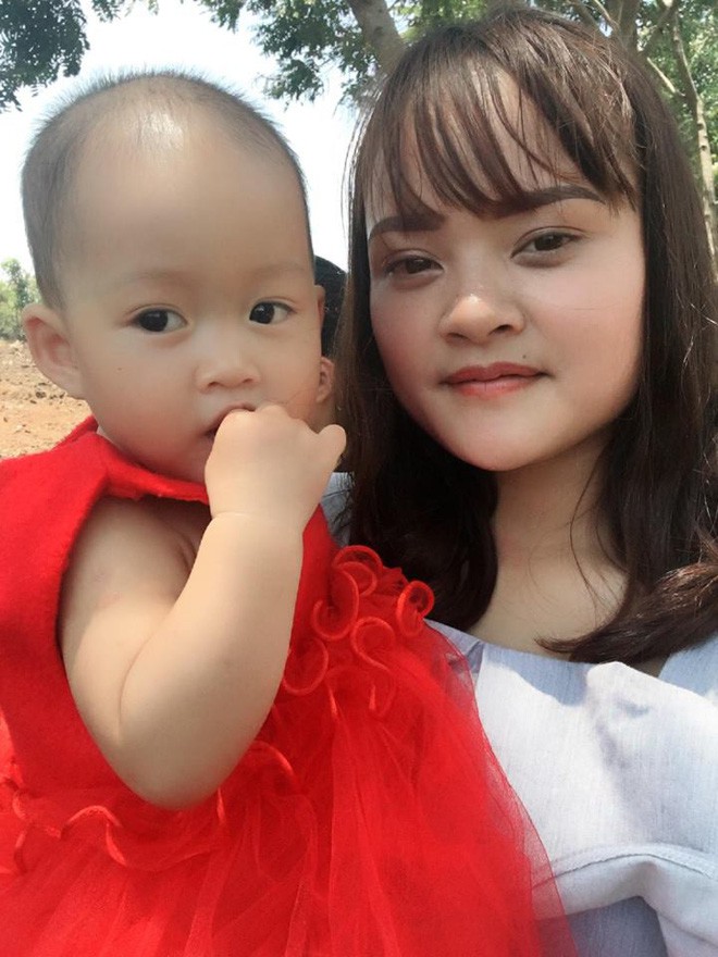 Bức ảnh con gái mè nheo đòi chui vào nhà vệ sinh cùng mẹ tưởng hài hước, nhưng câu chuyện phía sau khiến nhiều người rơi lệ