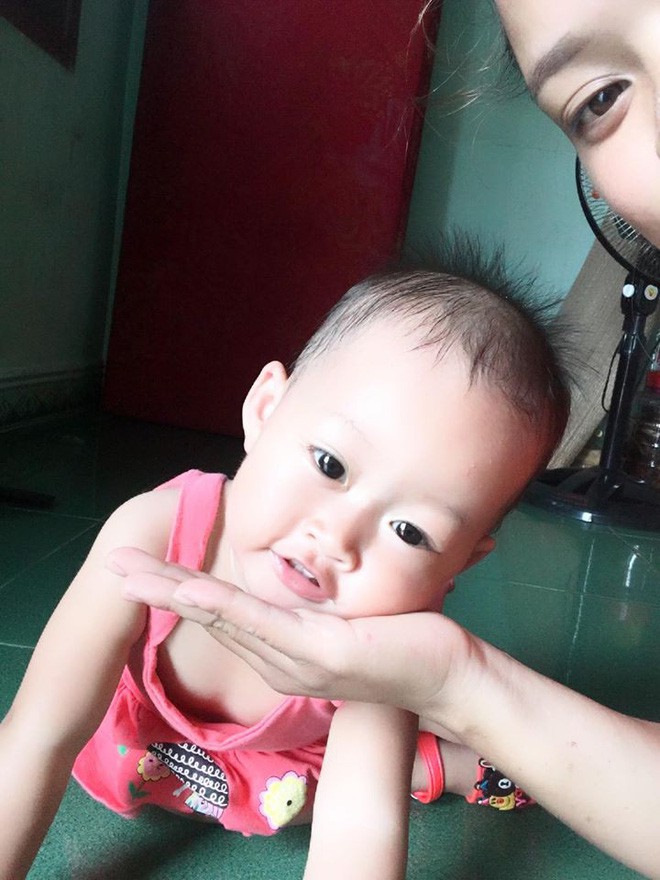 Bức ảnh con gái mè nheo đòi chui vào nhà vệ sinh cùng mẹ tưởng hài hước, nhưng câu chuyện phía sau khiến nhiều người rơi lệ