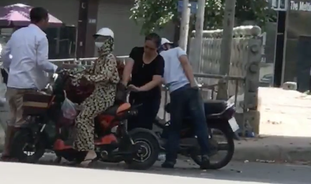Hà Nội: Cô gái bị kẻ gian mở balo lấy trộm đồ với tốc độ ánh sáng khi đang dừng xe mua hoa quả ven đường