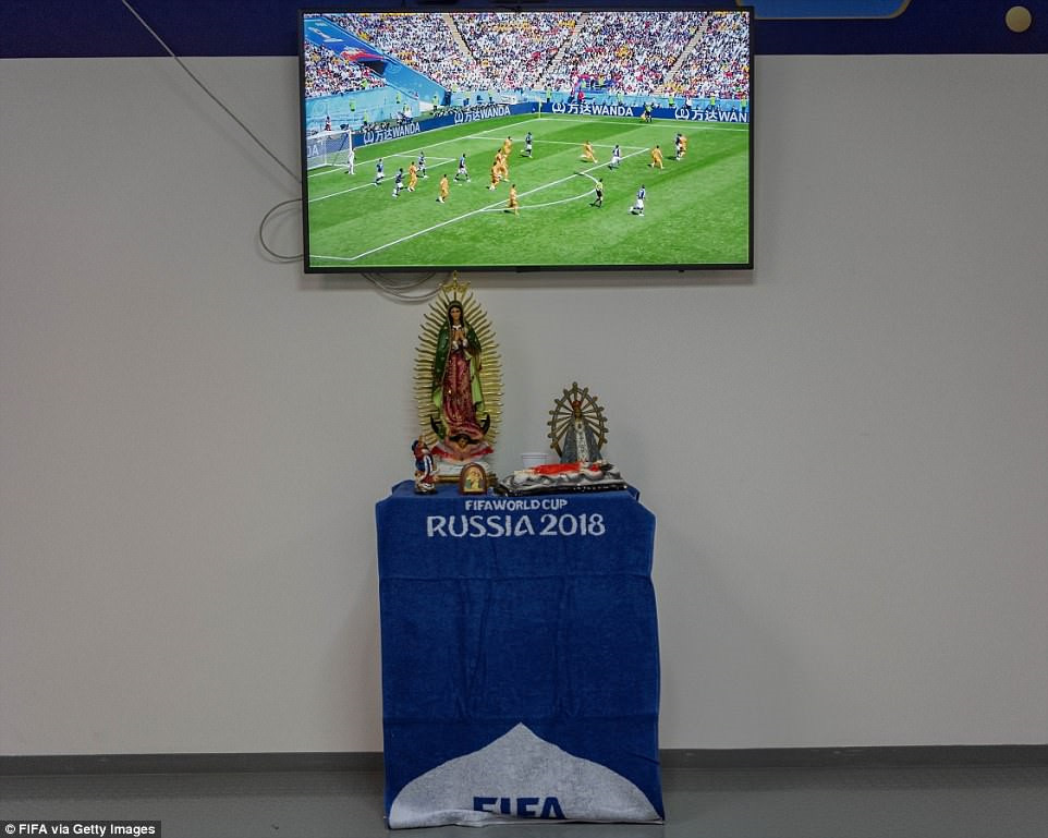 Messi lập... bàn thờ trong phòng thay đồ ở World Cup 2018