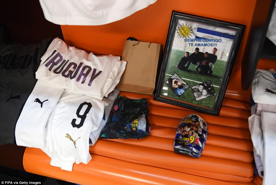 Messi lập... bàn thờ trong phòng thay đồ ở World Cup 2018