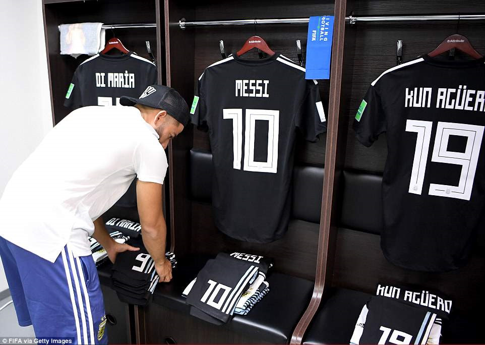 Messi lập... bàn thờ trong phòng thay đồ ở World Cup 2018