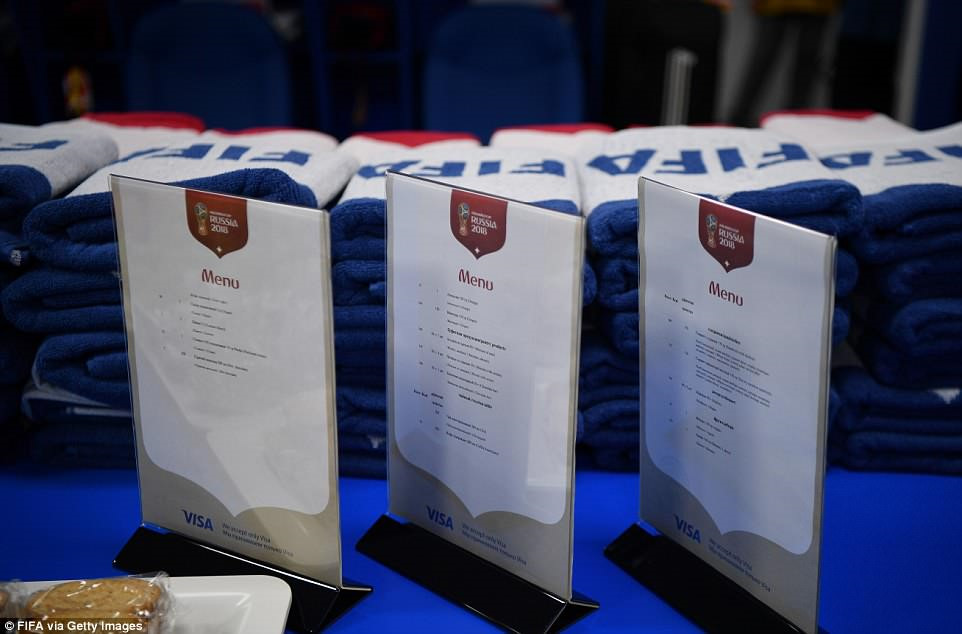 Messi lập... bàn thờ trong phòng thay đồ ở World Cup 2018