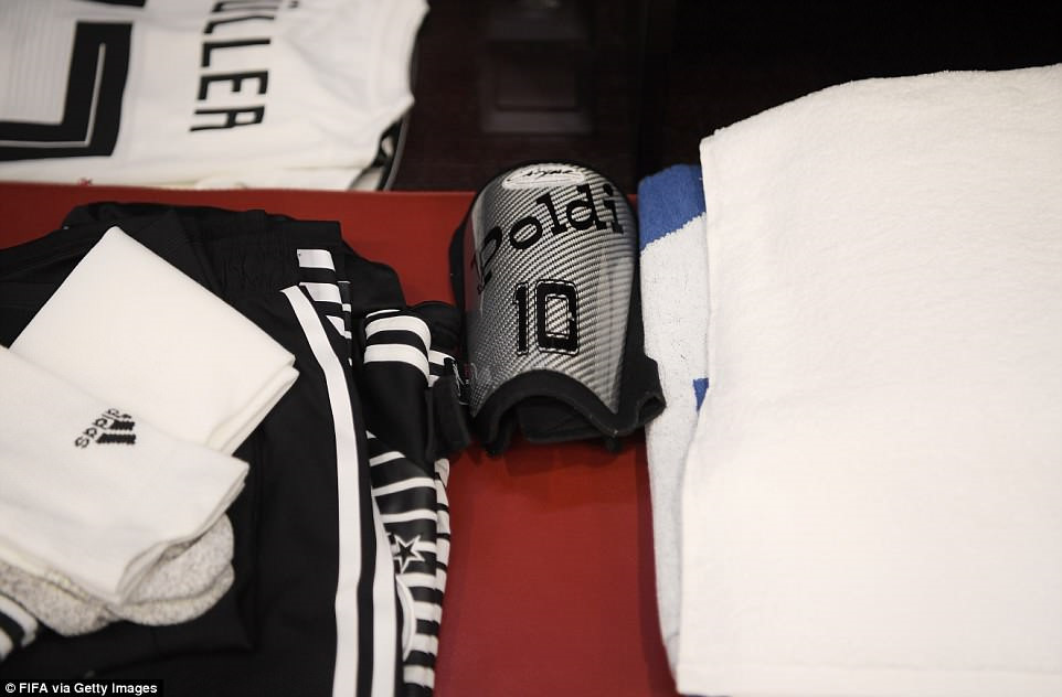 Messi lập... bàn thờ trong phòng thay đồ ở World Cup 2018