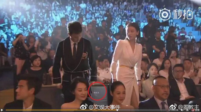 Tranh cãi nảy lửa: Mỹ nam Bành Vu Yến tranh chỗ VIP, Lý Băng Băng phải bỏ vào cánh gà để đứng?