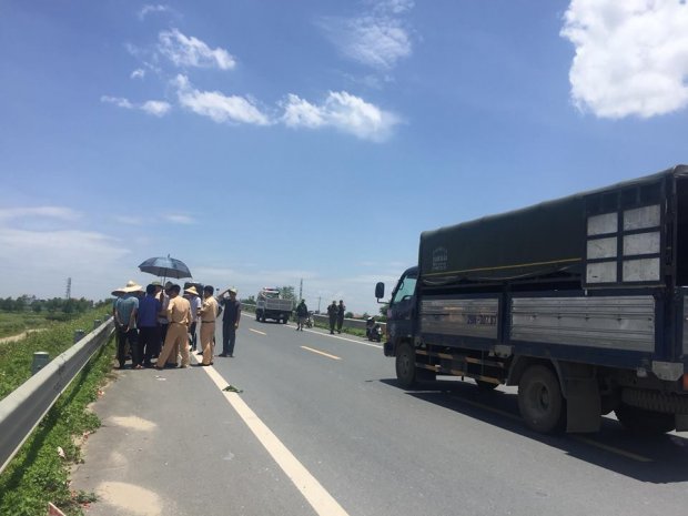 Công an đội nắng dựng lại hiện trường điều tra cái chết nhiều nghi vấn của 2 thiếu nữ