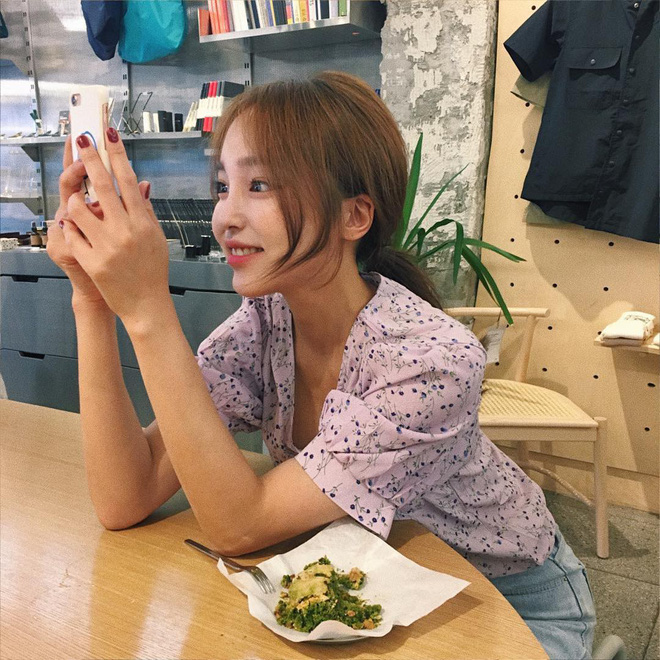 Diện chán các màu tóc tẩy thời thượng, con gái châu Á đang đồng loạt quay lại với tóc nâu hè này