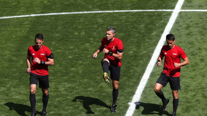 Lục tung hồ sơ trọng tài đẹp trai phạt thẻ đỏ Colombia ngay phút thứ 3