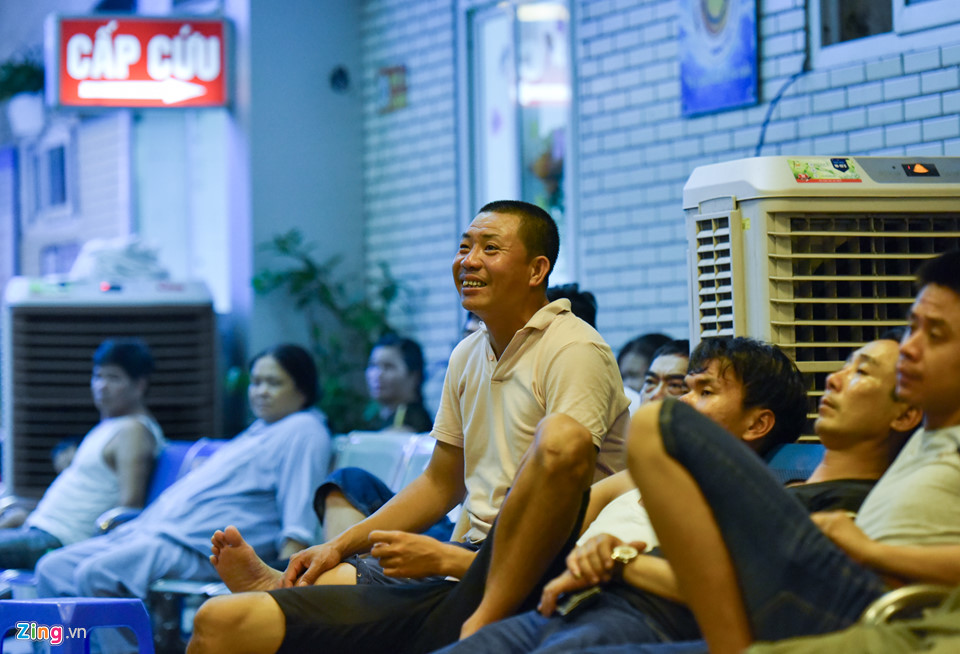 Bệnh nhân tim, chạy thận kìm nén cảm xúc khi xem World Cup