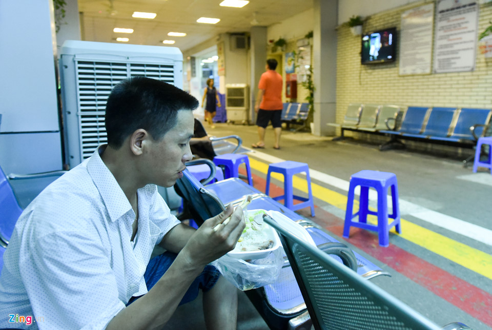 Bệnh nhân tim, chạy thận kìm nén cảm xúc khi xem World Cup