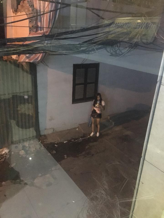 Cô gái mua bia cho người yêu xem World Cup và cái gục đầu kéo dài từ đêm tới sáng hôm sau khiến bao người thở dài