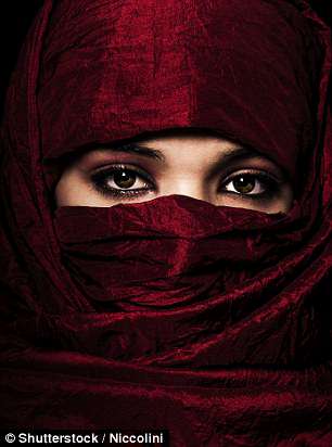 Cưới nhau xong, hoảng hồn thấy vợ mọc râu, nói giọng đàn ông