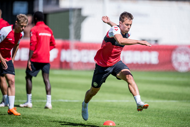 Cầu thủ Đan Mạch hùn tiền mua vé máy bay cho đồng đội về quê thăm con