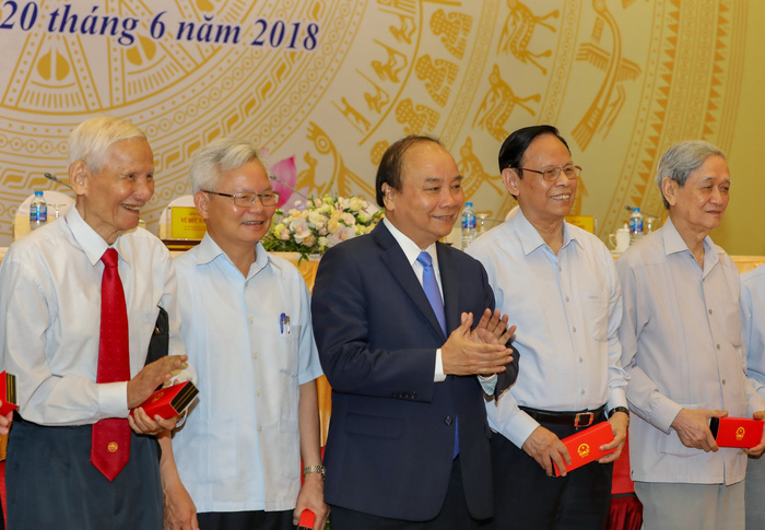 Thủ tướng Nguyễn Xuân Phúc: Tăng thu nhập cho người làm báo nhưng không để báo chí thương mại hóa