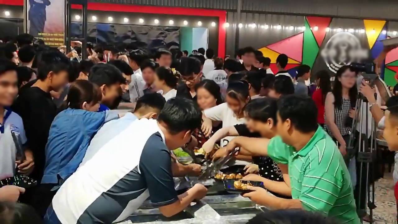Clip: Hàng trăm người chen lấn xô đẩy tranh giành ăn buffet miễn phí gây náo loạn ở nhà hàng Cần Thơ