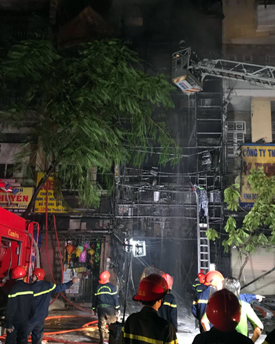 Nhà 5 tầng ở trung tâm Sài Gòn cháy ngùn ngụt