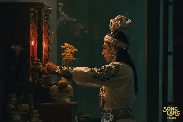 Song Lang tung trailer, lộ ảnh Isaac điển trai khi hóa trang thành nghệ sĩ cải lương Song Lang tung trailer, lộ ảnh Isaac điển trai khi hóa trang thành nghệ sĩ cải lương