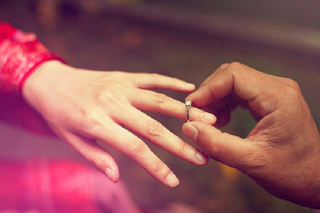 Cưới nhau rồi mà chồng không muốn đứng tên chung sổ đỏ, lại mượn tiền vợ để mua nhà riêng