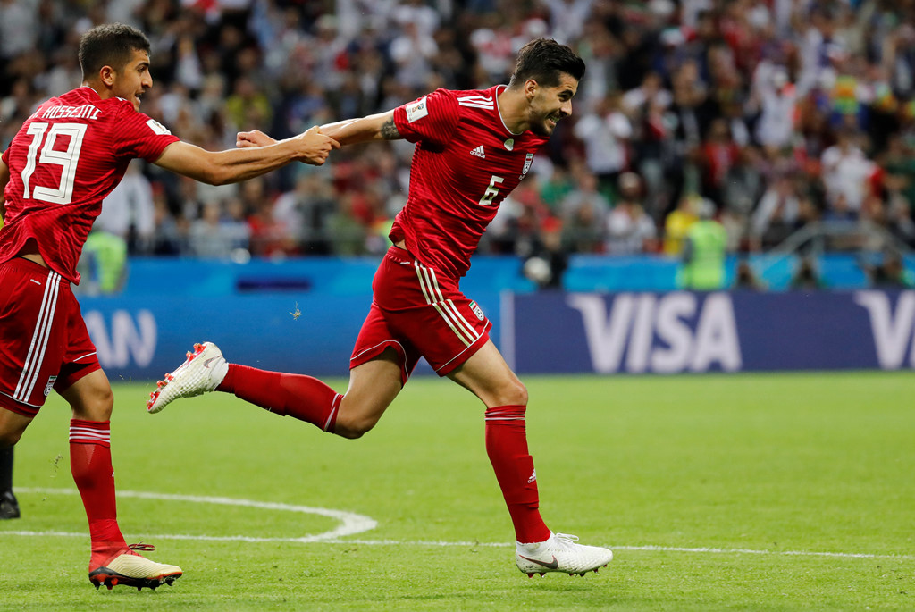 Ăn mừng cuồng nhiệt bàn thắng việt vị, cầu thủ Iran tẽn tò vì VAR